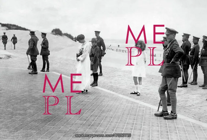: Queen of Belgium photographing presentation, WW1 : Queen of Belgium photographing presentation, WW1