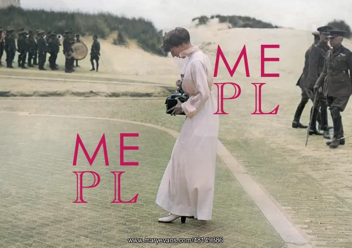 : Queen of Belgium photographing presentation, WW1 : Queen of Belgium photographing presentation, WW1