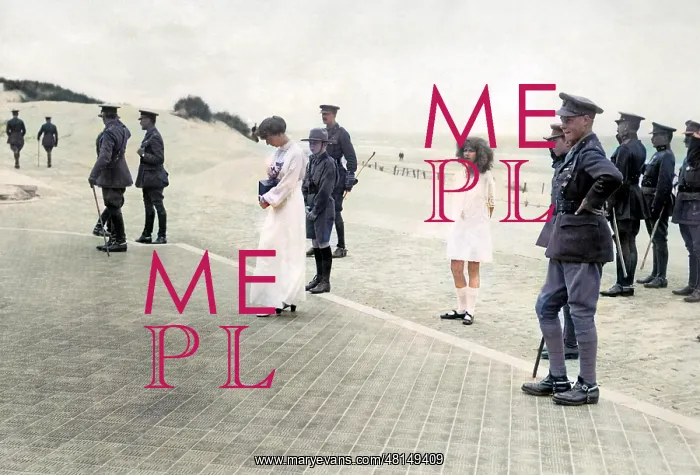 : Queen of Belgium photographing presentation, WW1 : Queen of Belgium photographing presentation, WW1