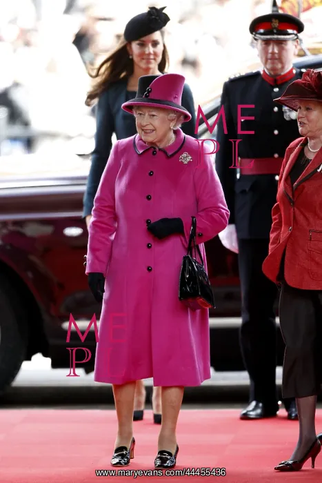: The Queen & Catherine, The Duchess Of Cambridge The Queen & : The Queen & Catherine, The Duchess Of Cambridge The Queen &