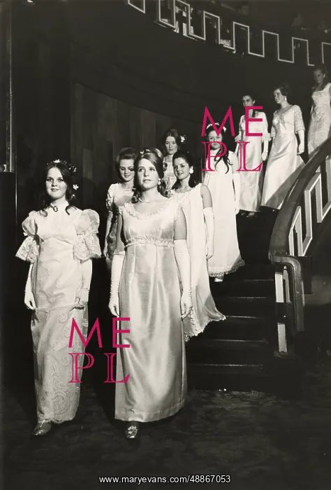 : Queen Charlotte's Ball, 1968, procession of debutantes : Queen Charlotte's Ball, 1968, procession of debutantes