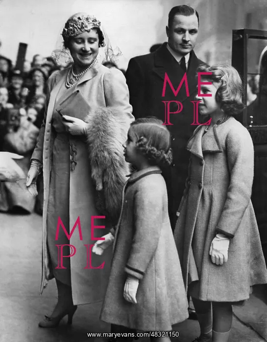 : Queen Elisabeth with her daughters at a concert, 1937 : Queen Elisabeth with her daughters at a concert, 1937