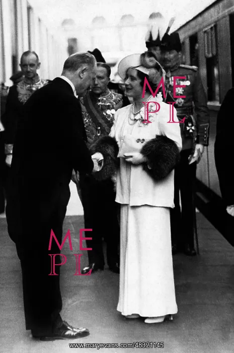 : Queen Elizabeth on her arrival in Paris, 1938 : Queen Elizabeth on her arrival in Paris, 1938