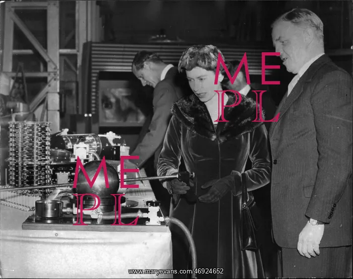 : Queen Elizabeth II at Atomic Energy Establishment : Queen Elizabeth II at Atomic Energy Establishment