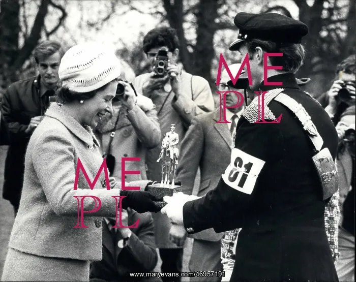 : Queen Elizabeth II awarding trophy to Mark Phillips : Queen Elizabeth II awarding trophy to Mark Phillips