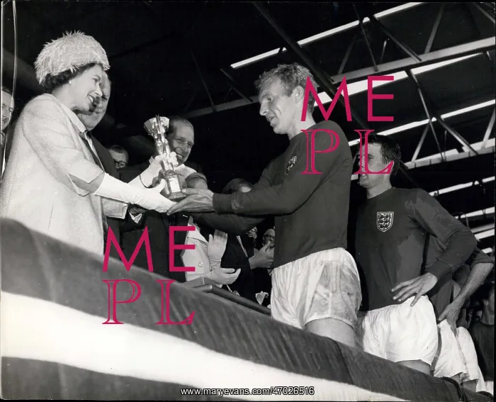 : Queen Elizabeth II and Bobby Moore, World Cup : Queen Elizabeth II and Bobby Moore, World Cup