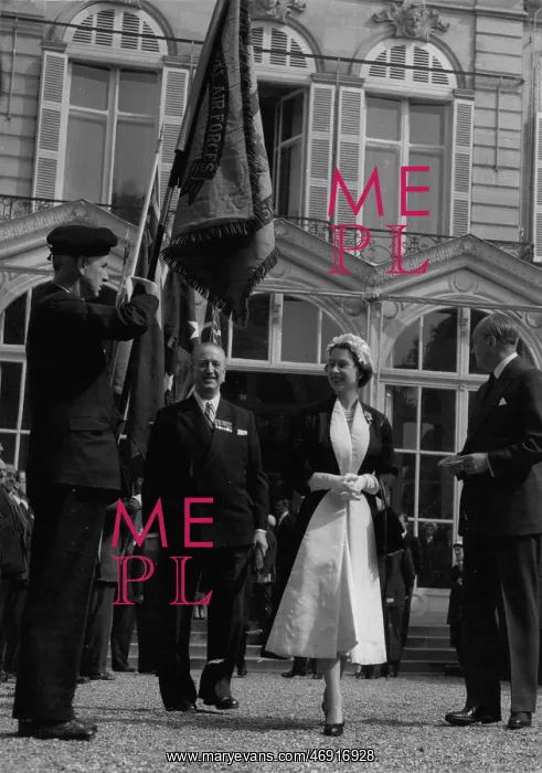 : Queen Elizabeth II at British Embassy in Paris : Queen Elizabeth II at British Embassy in Paris