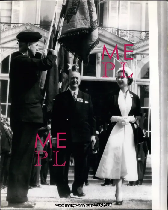 : Queen Elizabeth II at British Embassy in Paris : Queen Elizabeth II at British Embassy in Paris