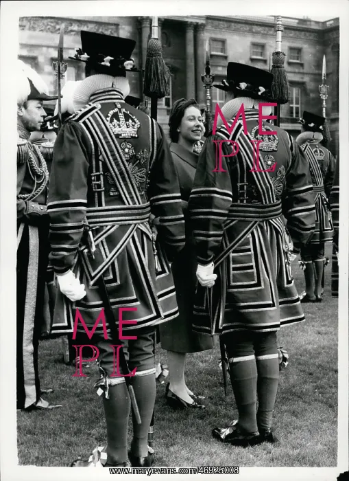 : Queen Elizabeth II chatting with Yeomen of the Guard : Queen Elizabeth II chatting with Yeomen of the Guard