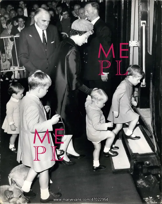 : Queen Elizabeth II with children, Euston Station : Queen Elizabeth II with children, Euston Station