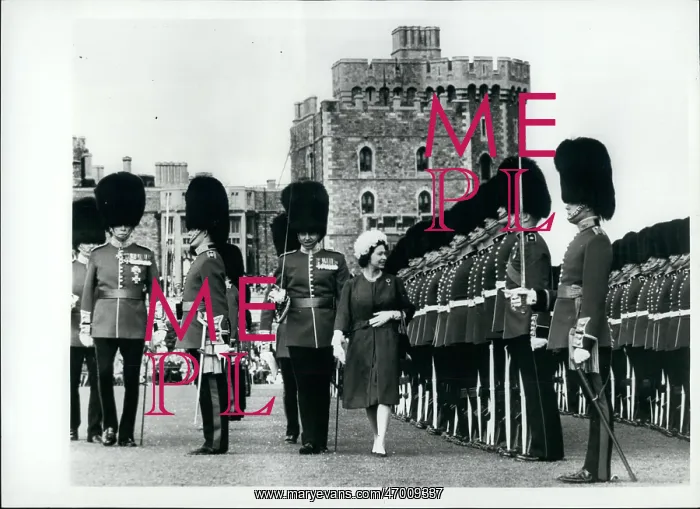 : Queen Elizabeth II and Coldstream Guards at Windsor : Queen Elizabeth II and Coldstream Guards at Windsor