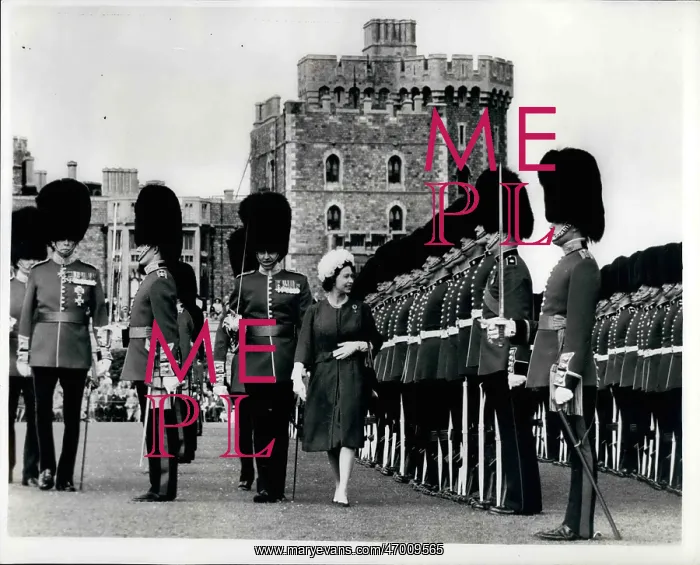 : Queen Elizabeth II and Coldstream Guards at Windsor : Queen Elizabeth II and Coldstream Guards at Windsor