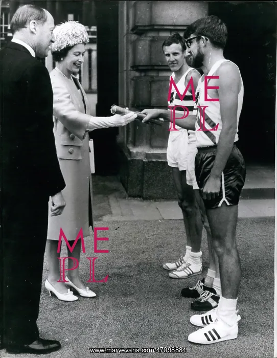 : Queen Elizabeth II with three Commonwealth athletes : Queen Elizabeth II with three Commonwealth athletes
