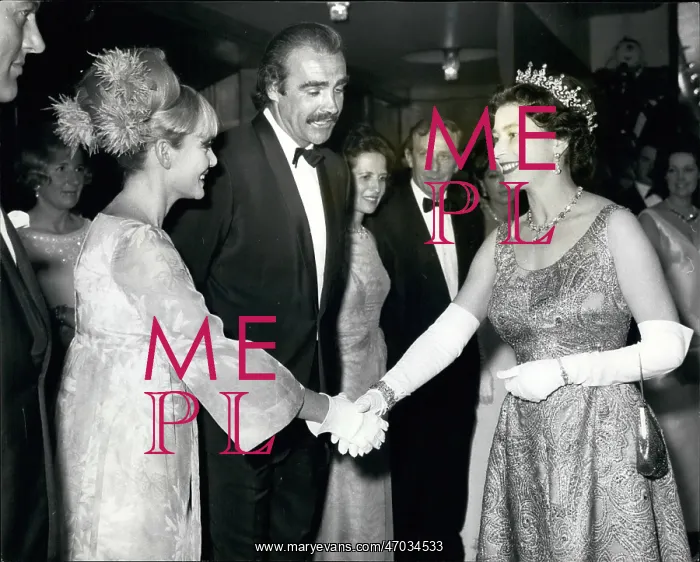 : Queen Elizabeth II, Diane Cilento and Sean Connery : Queen Elizabeth II, Diane Cilento and Sean Connery