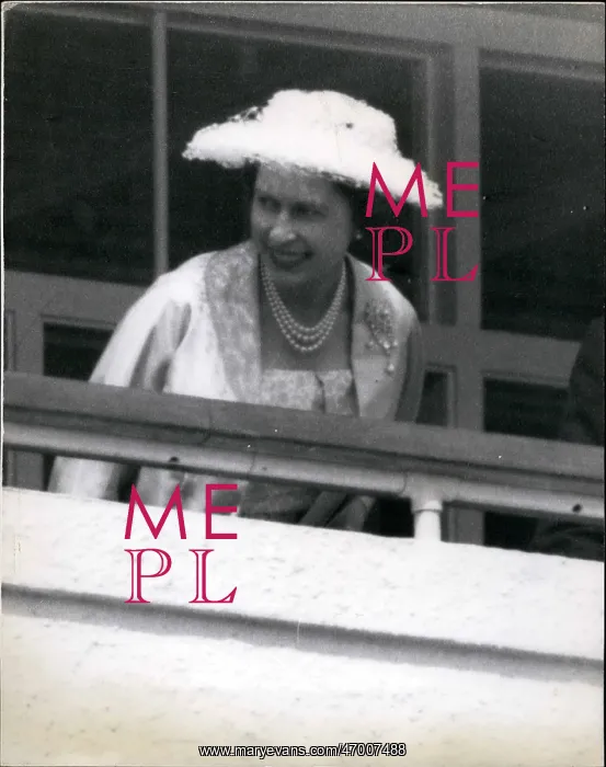 : Queen Elizabeth II at Epsom Derby : Queen Elizabeth II at Epsom Derby