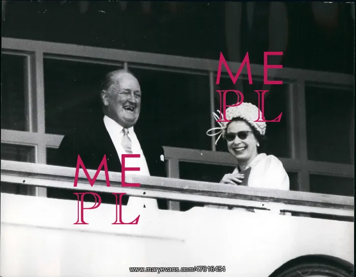 : Queen Elizabeth II at Epsom Derby : Queen Elizabeth II at Epsom Derby