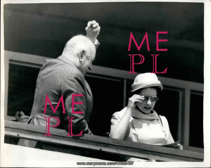 : Queen Elizabeth II at Epsom Oaks Day : Queen Elizabeth II at Epsom Oaks Day