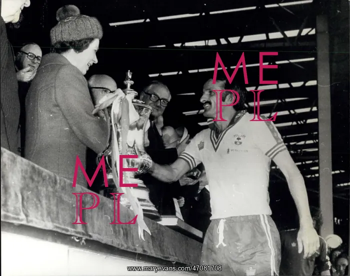 : Queen Elizabeth II, FA Cup for Southampton : Queen Elizabeth II, FA Cup for Southampton