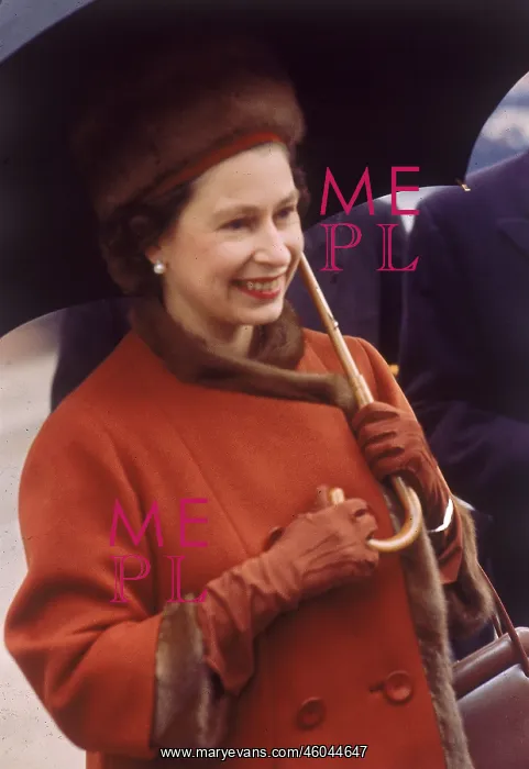 : Queen Elizabeth II greets the Aga Khan : Queen Elizabeth II greets the Aga Khan