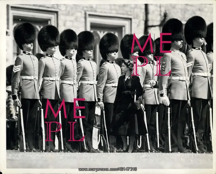 : Queen Elizabeth II and Grenadier Guards, Windsor : Queen Elizabeth II and Grenadier Guards, Windsor