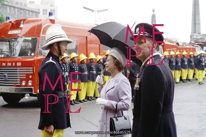  : Queen Elizabeth II inspecting firefighters