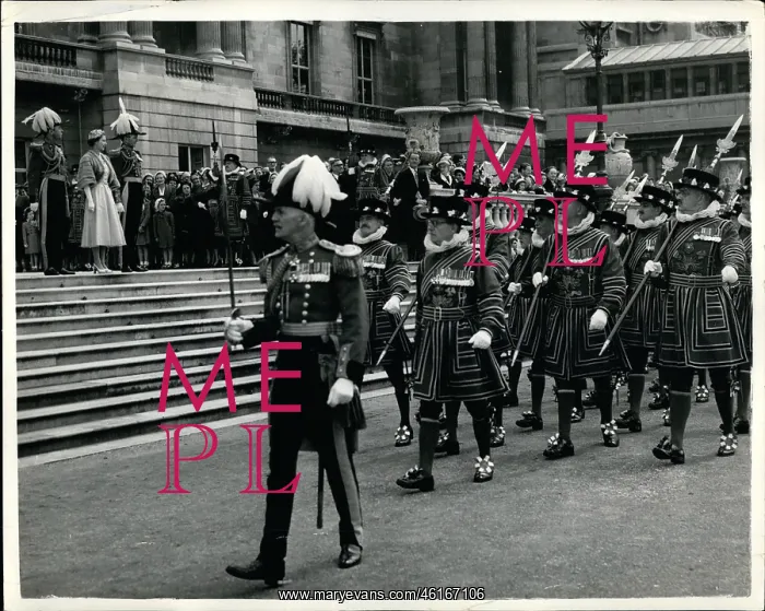 : Queen Elizabeth II inspects Yeomen of the Guard : Queen Elizabeth II inspects Yeomen of the Guard