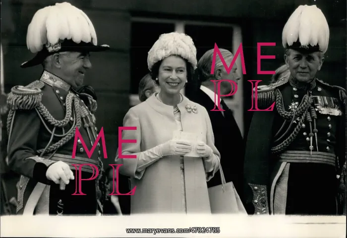 : Queen Elizabeth II inspects Yeomen of the Guard : Queen Elizabeth II inspects Yeomen of the Guard
