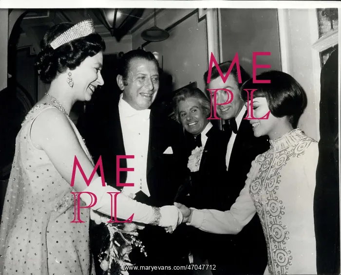 : Queen Elizabeth II with Mireille Mathieu : Queen Elizabeth II with Mireille Mathieu