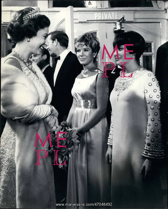 : Queen Elizabeth II with Mireille Mathieu and Vikki Carr : Queen Elizabeth II with Mireille Mathieu and Vikki Carr
