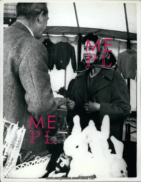 : Queen Elizabeth II shopping at Badminton : Queen Elizabeth II shopping at Badminton