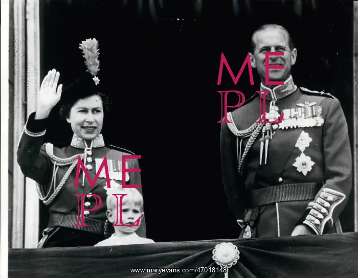 : Queen Elizabeth II, Trooping of the Colour, balcony scene : Queen Elizabeth II, Trooping of the Colour, balcony scene