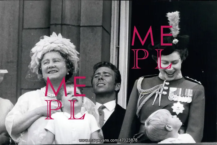 : Queen Elizabeth II, Trooping of the Colour, balcony scene : Queen Elizabeth II, Trooping of the Colour, balcony scene