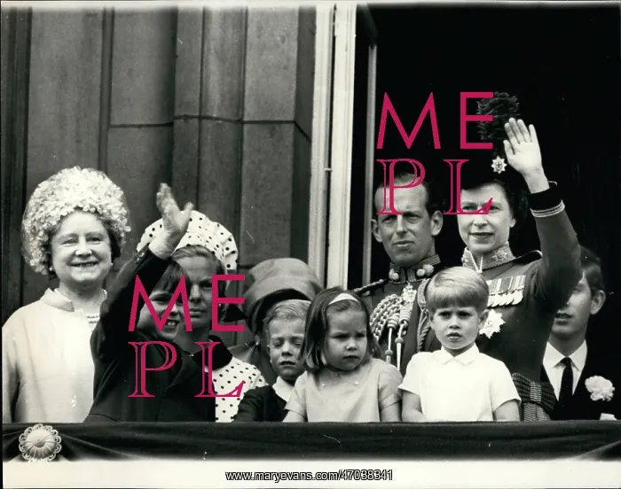 : Queen Elizabeth II, Trooping of the Colour, balcony scene : Queen Elizabeth II, Trooping of the Colour, balcony scene