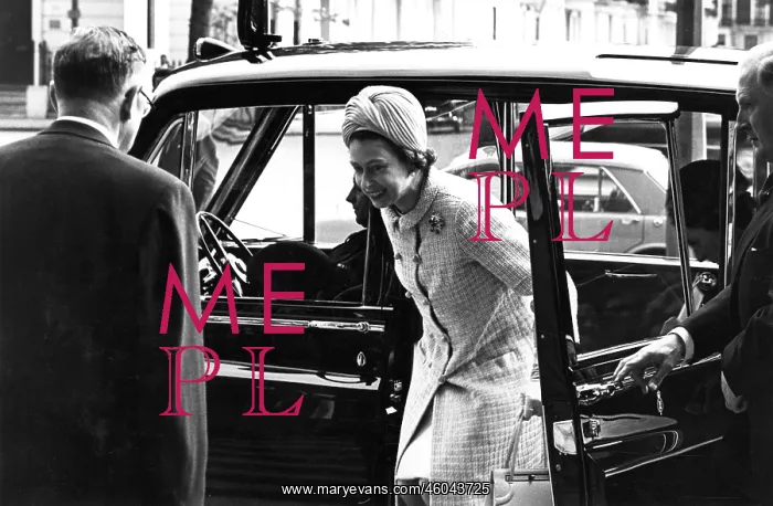 : Queen Elizabeth II visiting the V&A : Queen Elizabeth II visiting the V&A
