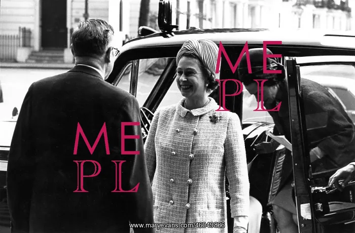 : Queen Elizabeth II visiting the V&A : Queen Elizabeth II visiting the V&A