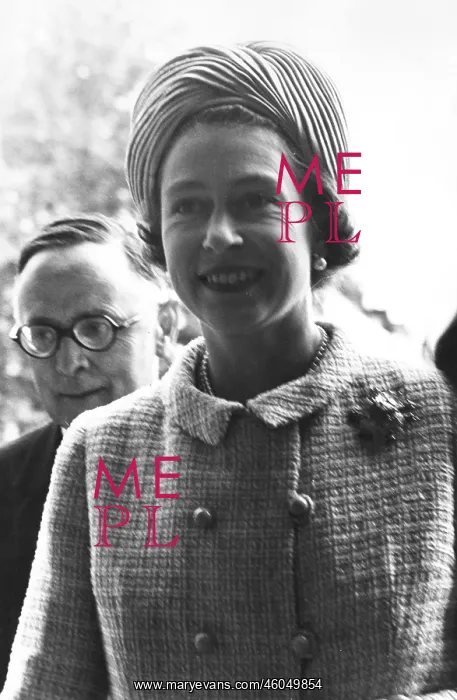 : Queen Elizabeth II visiting the V&A : Queen Elizabeth II visiting the V&A