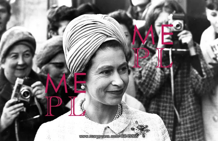 : Queen Elizabeth II visiting the V&A : Queen Elizabeth II visiting the V&A