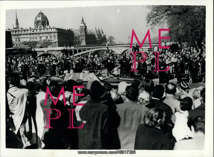 : Queen Elizabeth II visiting Versailles Palace, France : Queen Elizabeth II visiting Versailles Palace, France