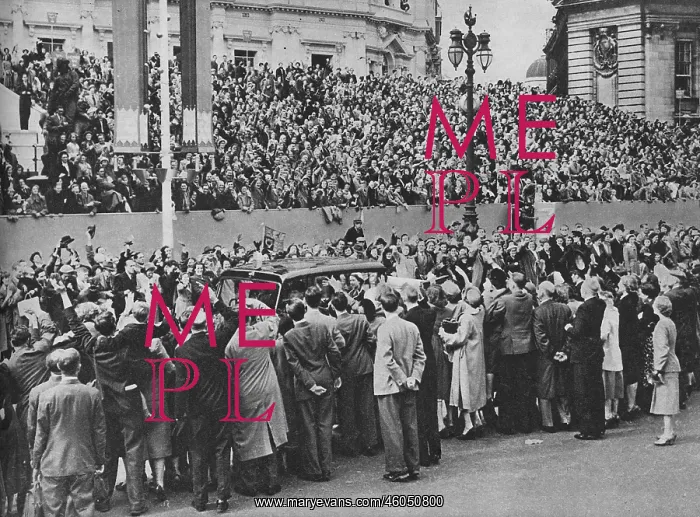: Queen Elizabeth II waves to nurses in London : Queen Elizabeth II waves to nurses in London