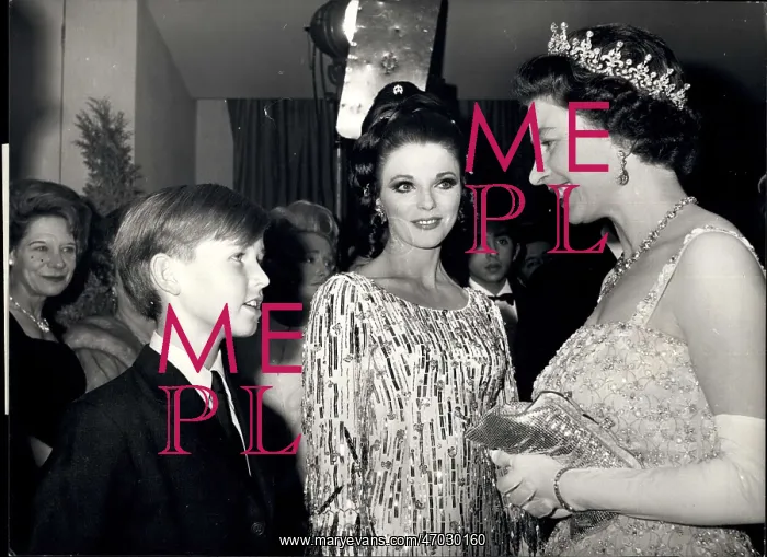 : Queen Elizabeth II, William Dix and Joan Collins : Queen Elizabeth II, William Dix and Joan Collins