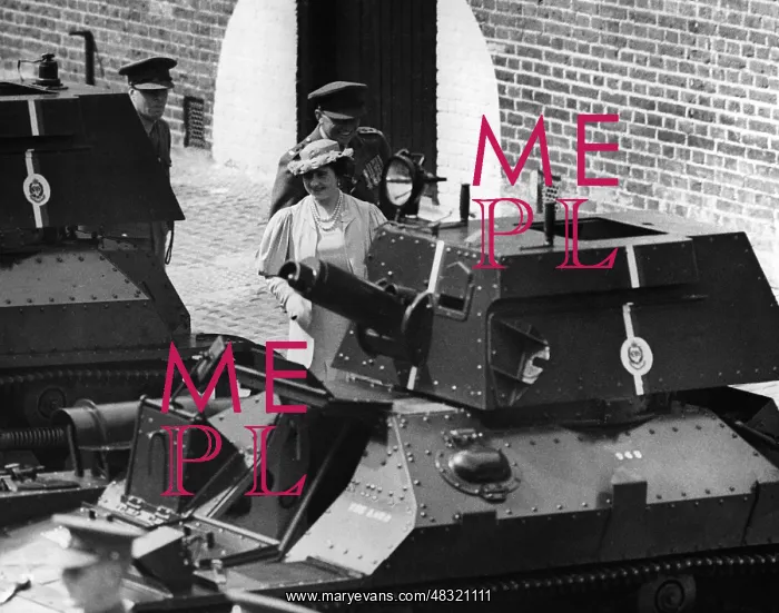 : Queen Elizabeth inspects The Queens Bays regiment, 1937 : Queen Elizabeth inspects The Queens Bays regiment, 1937