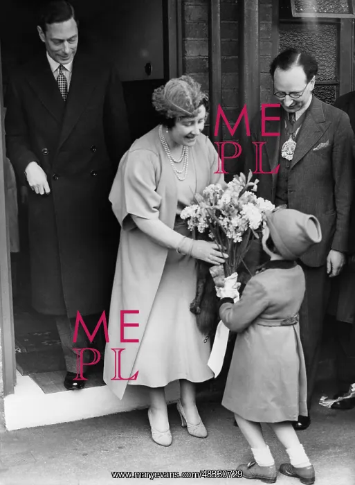 : Queen Elizabeth and King George VI in the poor : Queen Elizabeth and King George VI in the poor