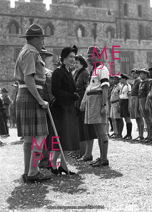 : Queen Elizabeth and scouts, 1952 : Queen Elizabeth and scouts, 1952
