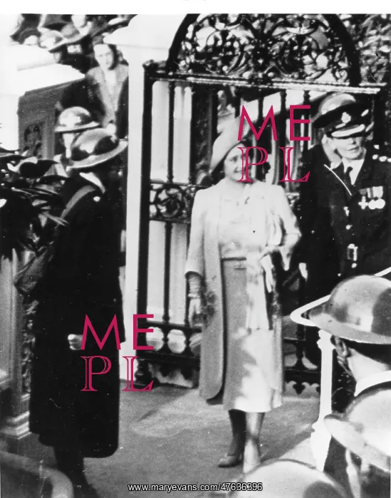 : Queen Elizabeth with Superintendent Peto, WW2 : Queen Elizabeth with Superintendent Peto, WW2