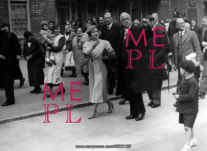 : Queen Elizabeth visiting the poor district of Shoreditch : Queen Elizabeth visiting the poor district of Shoreditch