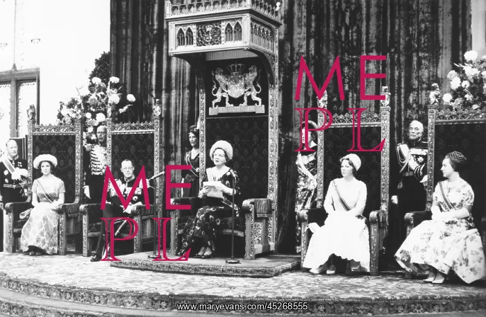 : Queen Juliana delivers Speech from the Throne : Queen Juliana delivers Speech from the Throne