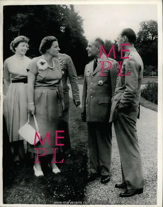 : Queen Juliana of the Netherlands and General Ridgeway : Queen Juliana of the Netherlands and General Ridgeway