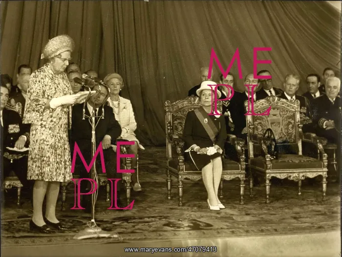 : Queen Juliana of the Netherlands in Paris : Queen Juliana of the Netherlands in Paris