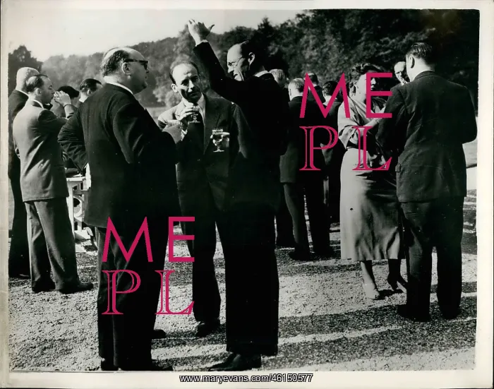 : Queen Juliana of the Netherlands at reception : Queen Juliana of the Netherlands at reception