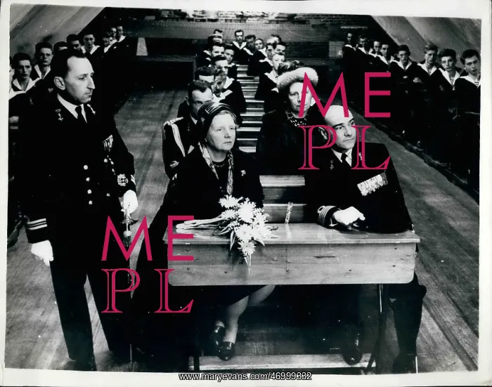 : Queen Juliana of the Netherlands at training centre : Queen Juliana of the Netherlands at training centre